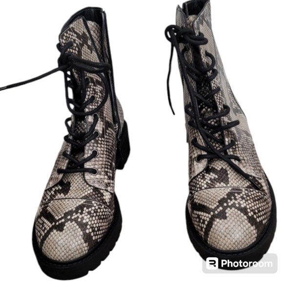 New Chelsea & Violet Snake Print Leather Heels Boots Sz 8.5 - Picture 7 of 15